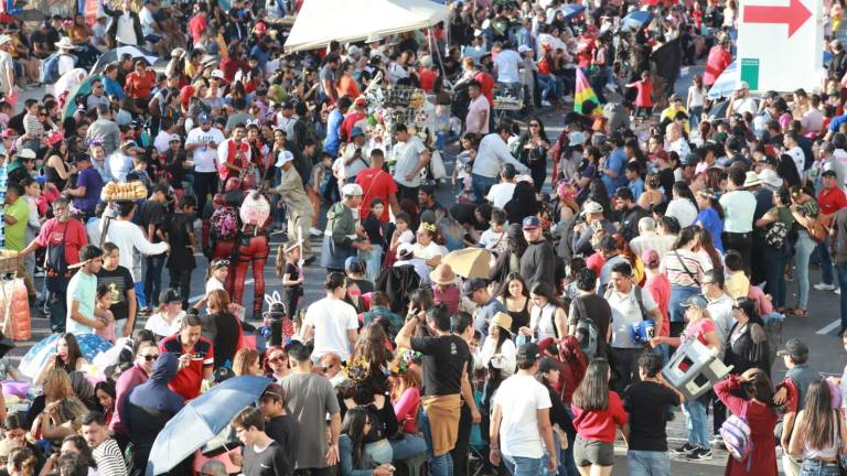 Miles de turistas presencian los dos desfiles del Carnaval de Mazatlán.