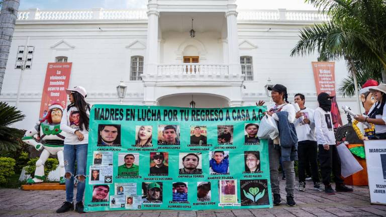 Protesta del colectivo Madres en Lucha por tu Regreso a Casa frente al Palacio Municipal de Culiacán.