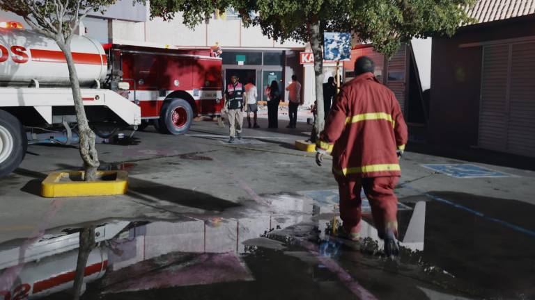 Personal de emergencia atendiendo la plaza comercial que el jueves se incendió en Los Mochis.