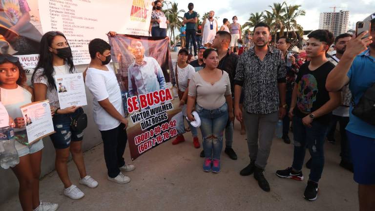 Luis Ángel, “El Flaco”, al encontrarse con una marcha en Mazatlán.