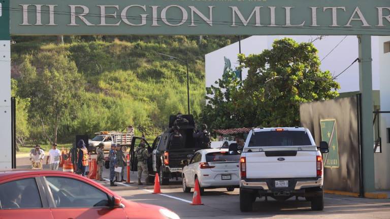 Bajo un fuerte dispositivo de seguridad llegan invitados a la reunión del Gabinete de Seguridad en Mazatlán.
