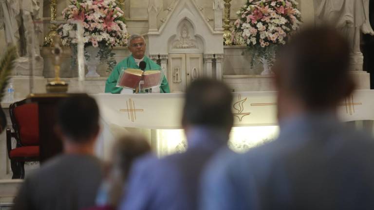 El Padre Jaime Aguilar cncabezó la misa dominical en la Catedral de Mazatlán, donde reflexionó sobre el perdón y pidió por la paz.