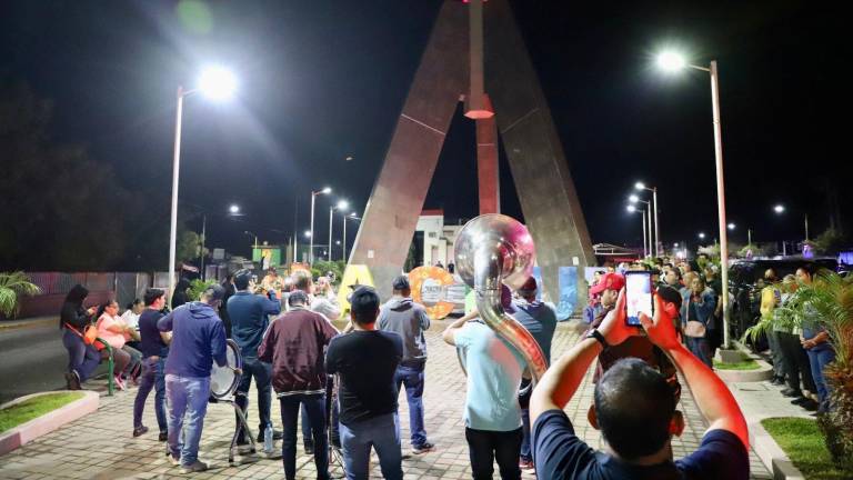 Con ‘Las mañanitas’ y procesión, elotenses celebran a la Santa Cruz