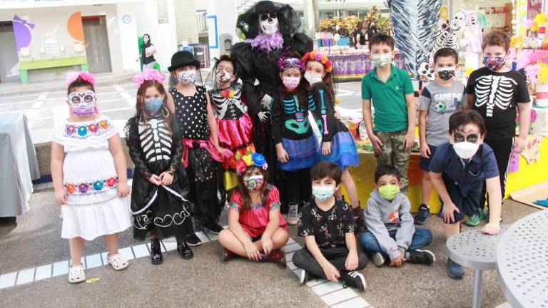 Con alegría, los pequeños alumnos de la Escuela Activa Integral celebraron el Día de Muertos.