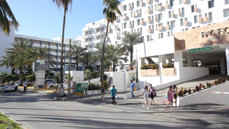 Los hoteles reciben turistas y los negocios abren sus puertas tras el paso del ciclón por Mazatlán.