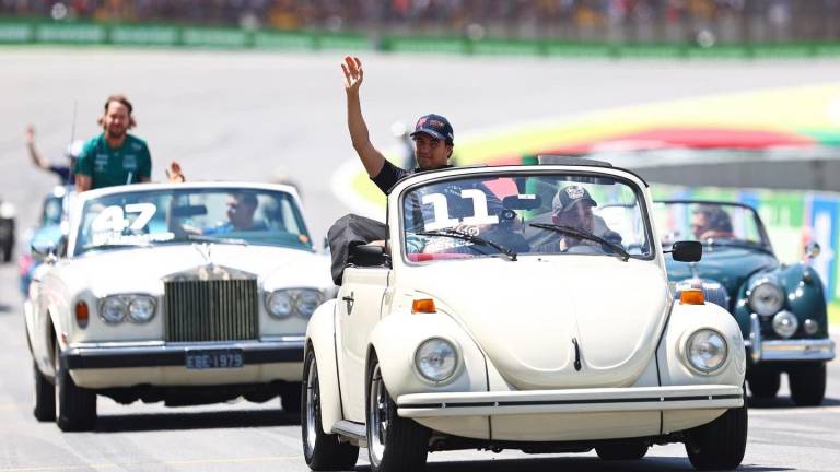 La prensa internacional criticó a Verstappen por “egoísta” con Checo Pérez.