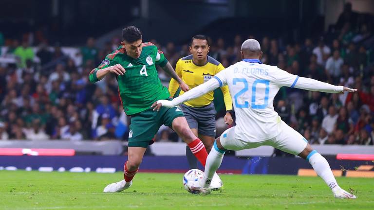Edson Álvarez, quien aquí trata de driblar a Deybi Flores, anotó el dramático gol que mandó todo a la prórroga y posteriormente a los penaltis.