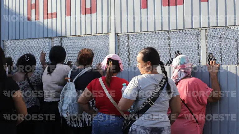 Familiares de internos del penal de El Castillo se han acercado al lugar para exigir información sobre sus seres queridos, luego de dos jornadas de violencia.