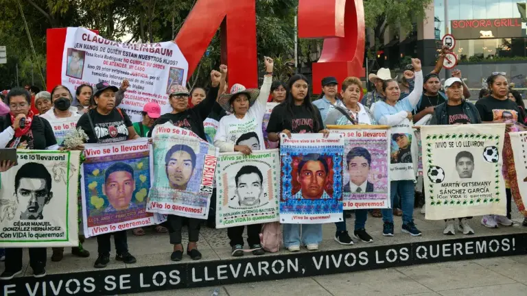 Madres y padres de los normalistas marcharon al Zócalo.
