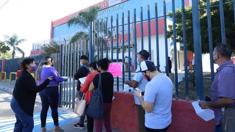 La población acude a los centros a vacunarse contra el coronavirus.