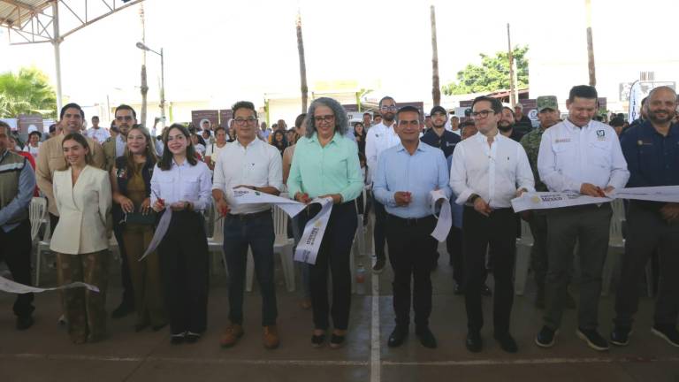En Villa Juárez, Navolato, autoridades organizaron una Feria de Empleo Agrícola.