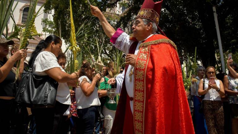El Obispo Jesús José Herrera Quiñones bendijo las palmas durante la misa de Domingo de Ramos en la Catedral Basílica de Culiacán.