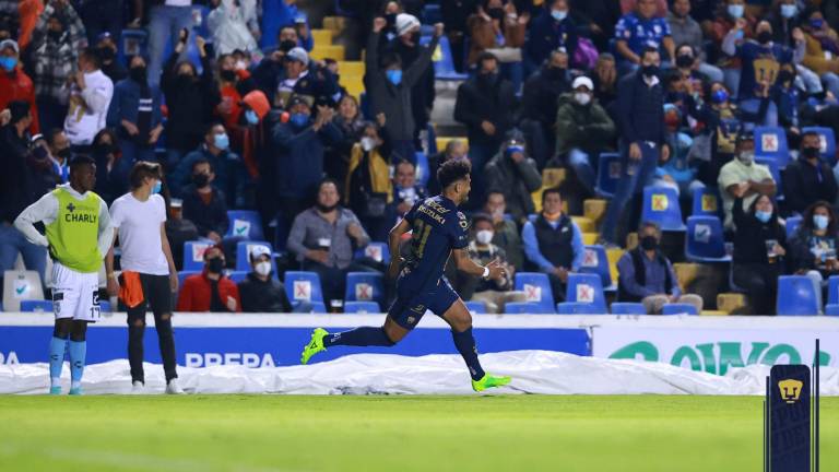 Rogerio celebra el tercer gol de Pumas en Querétaro.