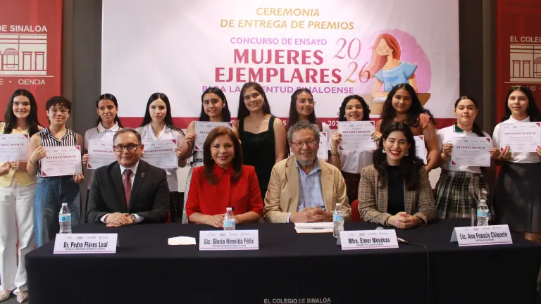 Autoridades y ganadoras del Concurso de Ensayo Mujeres Ejemplares.