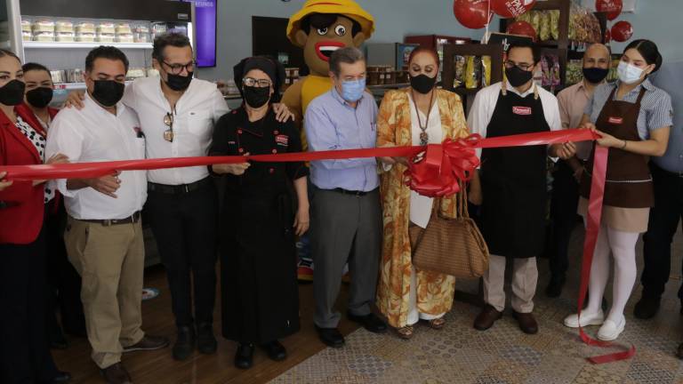 Directivos, colaboradores e invitados especiales realizaron el corte de listón de Panamá Cocina Express.