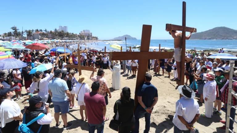 El Viacrucis del Templo San Judas Tadeo recorrió playas de la Zona Dorada este Viernes Santo.