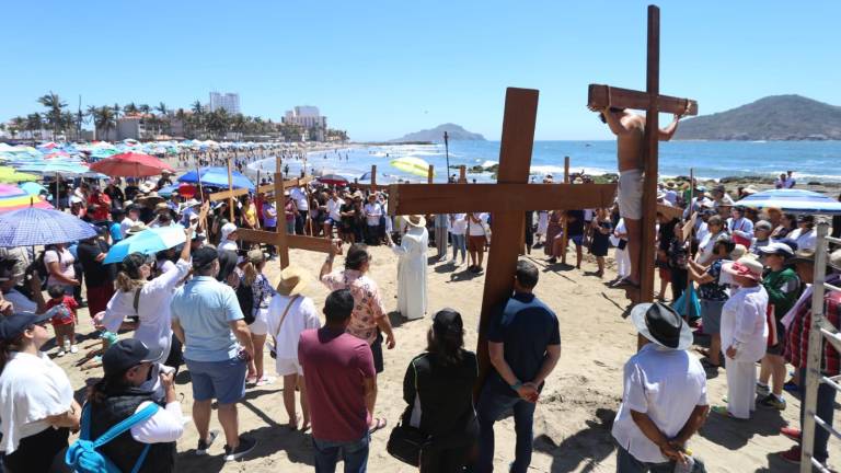 El Viacrucis del Templo San Judas Tadeo recorrió playas de la Zona Dorada este Viernes Santo.