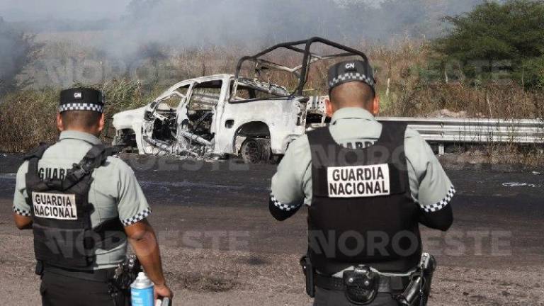 Tráiler y patrullas de la Guardia Nacional quedaron calcinados tras el fuerte choque en la autopista.