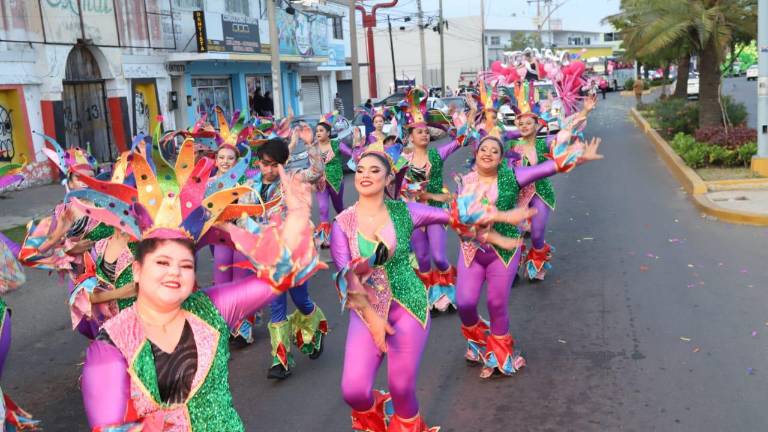Las comparsas son una de las expresiones más coloridas y esperadas de los desfiles del Carnaval Internacional Mazatlán.