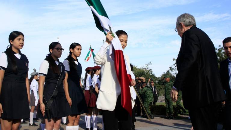 Escoltas de escuelas de Culiacán fueron abanderadas en la monumental Asta Bandera en Culiacán.