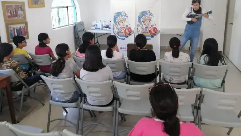 Integrantes de Casa Hogar FloreSer preparan los detalles del bazar, agradeciendo el apoyo solidario de la sociedad mazatleca.