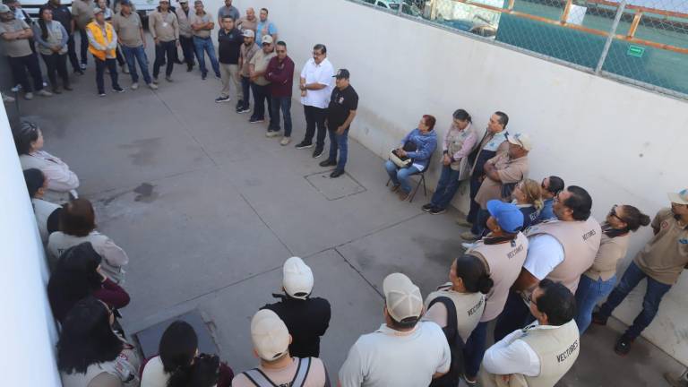 Protesta de personal de vectores de la Secretaría de Salud, quienes demandan mejores prestaciones y seguridad.