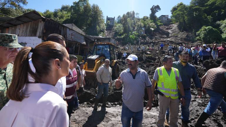 Claudia Sheinbaum Pardo visitó este domingo municipios azotados por las intensas lluvias e inundaciones en Puebla y Veracruz.