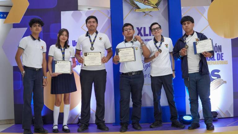 Estudiantes de distintas preparatorias de la UAS fueron distinguidos en la Ceremonia de Reconocimiento al Mérito Académico del Bachillerato Universitario 2026.