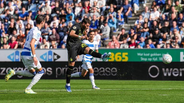 Santiago Giméne lidera la tabla de goleo individual de la Eredivisie.