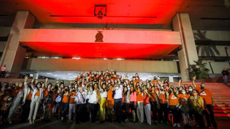 Iluminan Palacio de Gobierno de color naranja para conmemorar el Día Internacional de la Eliminación de la Violencia contra las Mujeres