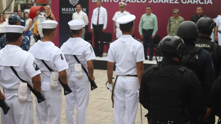 Ceremonia en Mazatlán por el aniversario luctuoso de Benito Juárez.