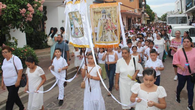 Niños llevaron a cabo la peregrinación con imágenes de Nuestra Señora del Rosario hasta el Santuario Mariano, donde se celebró una misa.
