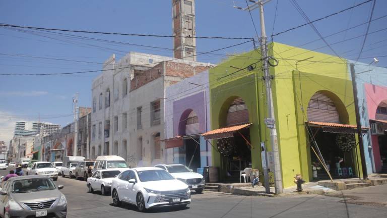 El fuego se originó en una bodega con materiales combustibles y fue controlado por bomberos antes de propagarse a otros locales.