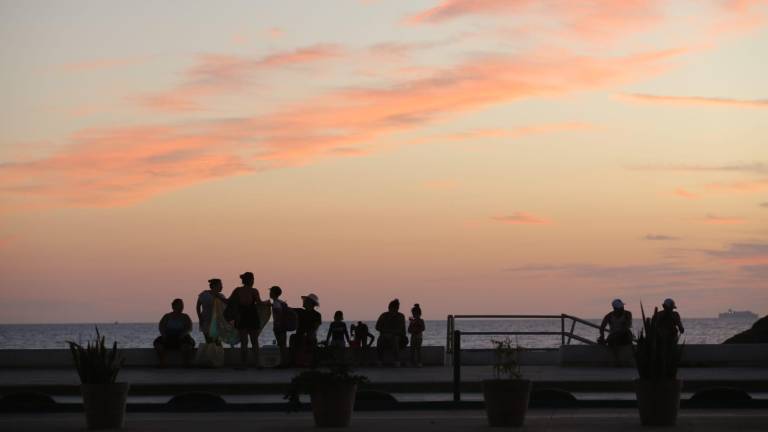 Aún con las tardes frías, el malecón de Mazatlán sigue recibiendo visitantes.