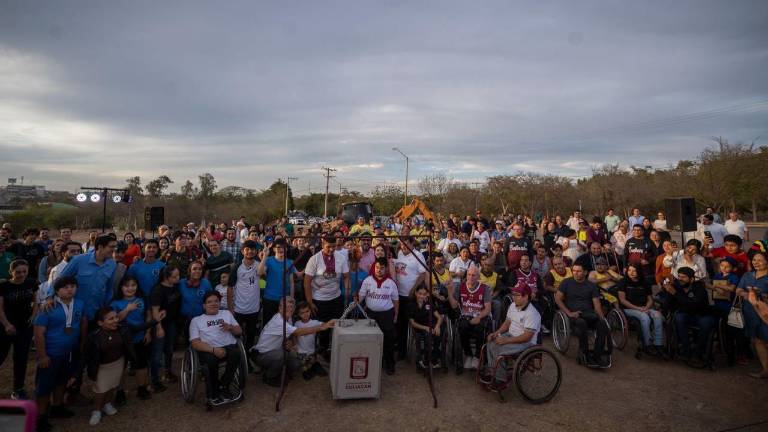 Autoridades y deportistas al momento de poner la primera piedra para la construcción de la Unidad Deportiva Inclusiva en la capital sinaloense.