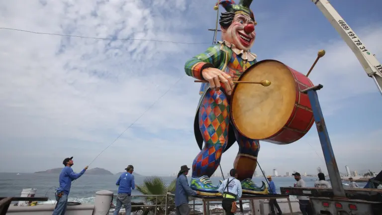 Uno de los monigotes que se instala en el Paseo Claussen alusivos al Carnaval de Mazatlán.