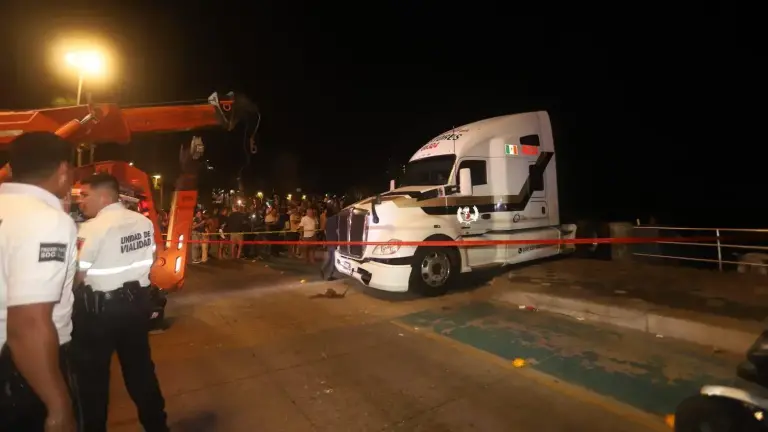 Tráiler que ingresó la noche del miércoles a la Playa Norte, en Mazatlán.