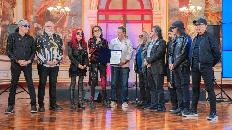 Alex Lora recibe reconocimiento en Perú.