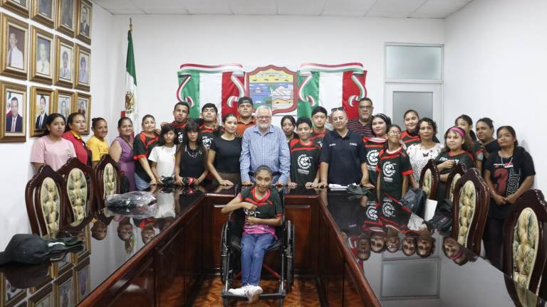 Los jóvenes escuinapenses reciben sus uniformes en un acto encabezado por el Alcalde Víctor Díaz.