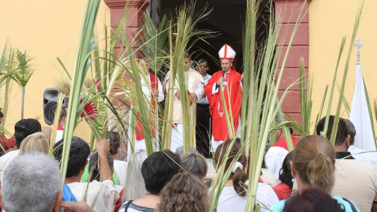El Obispo de Mazatlán durante la primera parte de la Liturgia del Domingo de Ramos: la bendición de las palmas.