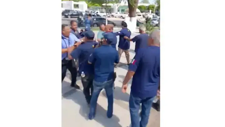 Un periodista en Angostura fue agredido por un líder de policías jubilados durante la cobertura de una protesta.