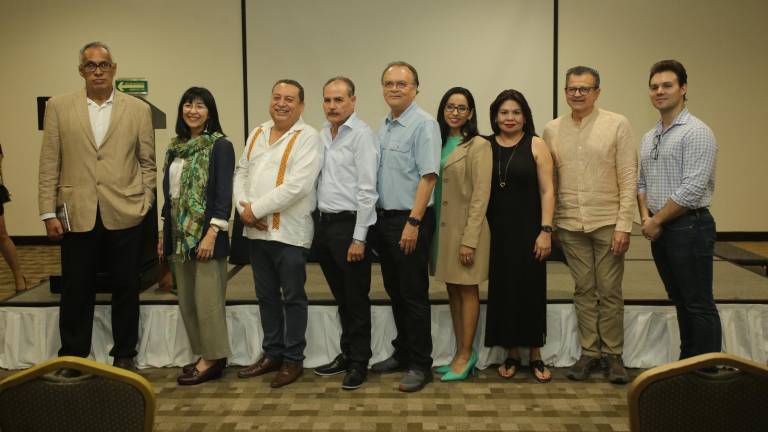 Integrantes del Conversatorio Ciudadano de Sinaloa durante el encuentro de reflexión sobre el futuro de Mazatlán.