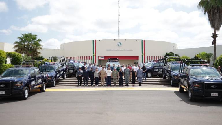 La Gobernadora de Sinaloa Graciela Domínguez Nava encabeza la entrega de patrullas y radios para las corporaciones de seguridad.