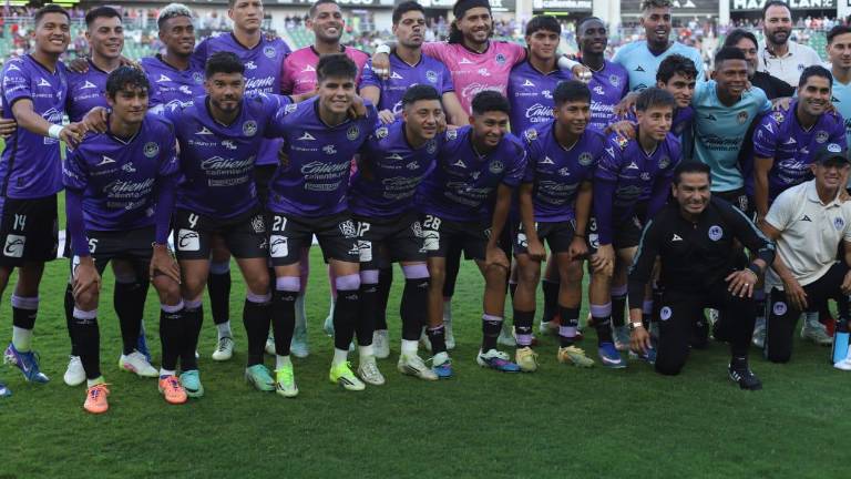 El plantel de Mazatlán FC se despide de su afición en el Estadio El Encanto, tras disputar su último partido como local en una noche cargada de emoción.