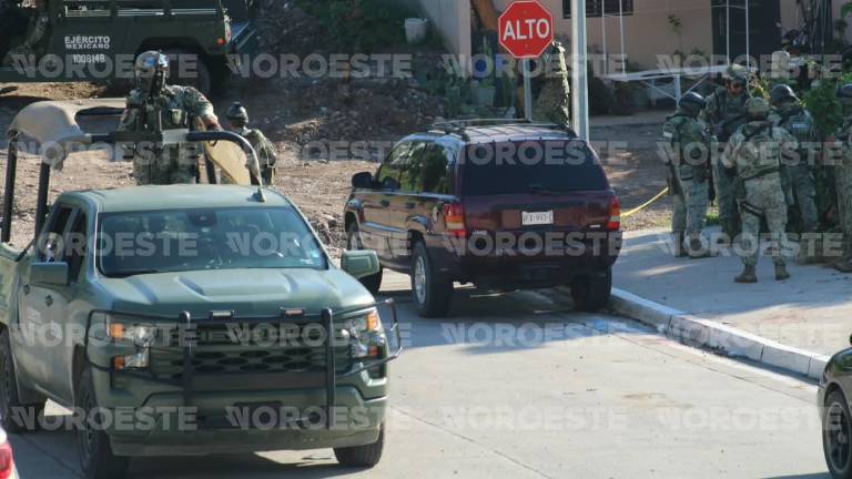 Elementos del Ejército resguardaron la zona donde un hombre fue agredido a balazos la mañana de este domingo en Culiacán.