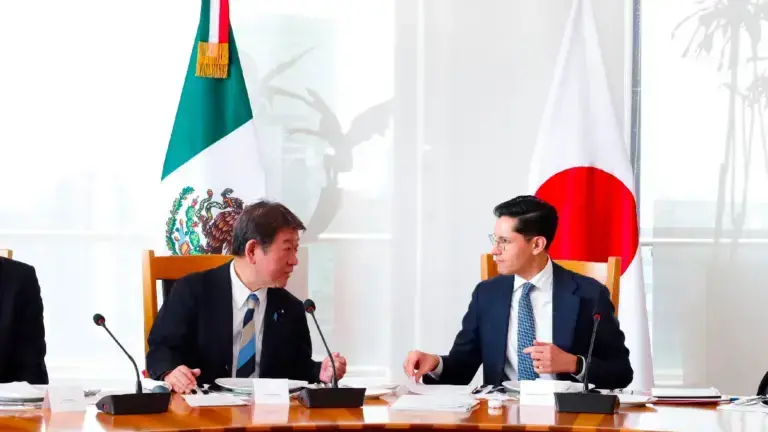 Toshimitsu Motegi y Roberto Velasco, ministros de Asuntos Exteriores de Japón y México, respectivamente, durante la reunión de trabajo celebrada en la SRE.