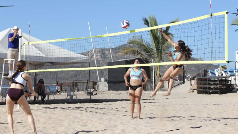 Las eliminatorias estatales de voleibol de playa arrancaron este sábado en Mazatlán.
