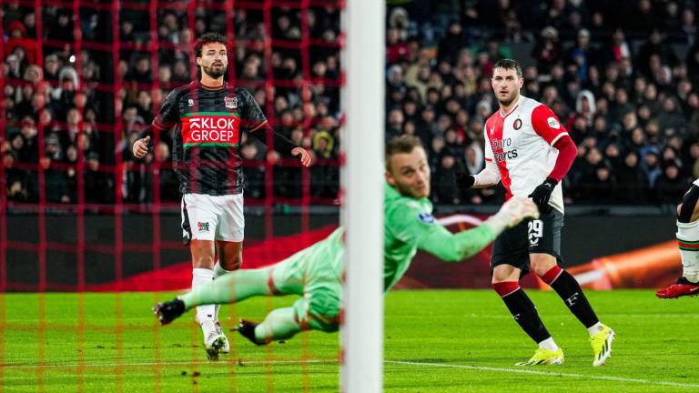 Santi Giménez marca el segundo gol del Feyenoord.