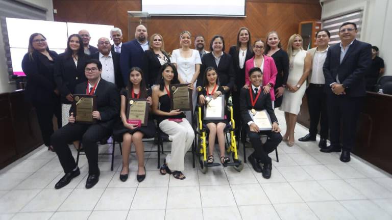 La Alcaldesa Estrella Palacios entregó el Premio al Mérito Juvenil Mazatlán 2025 a cinco jóvenes por su destacada labor en distintos ámbitos.