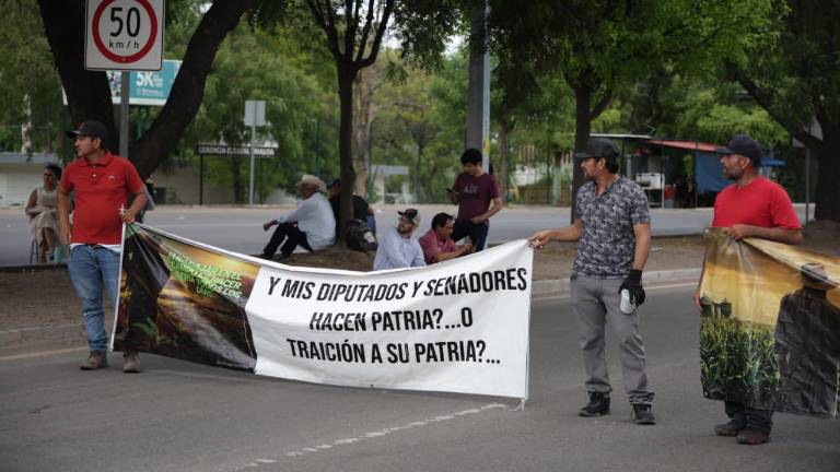 Los productores agrícolas desactivaron el bloqueo sobre la Calzada Aeropuerto, en Culiacán, a la espera de una reunión con funcionario federal.